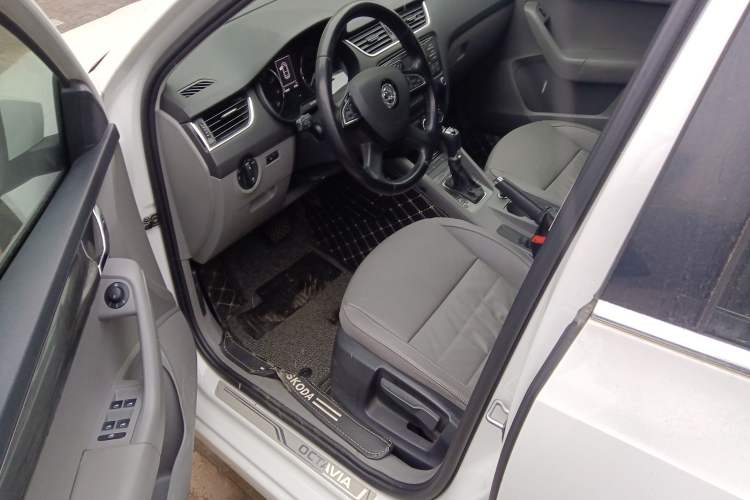 Used Skoda Octavia 2015 1.6L Automatic Yijun Edition Driver Seat