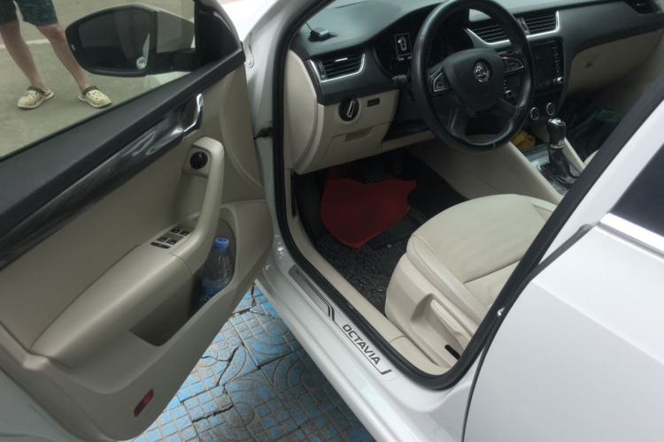 Used Skoda Octavia 2015 1.6L Automatic Yijun Edition Driver Seat