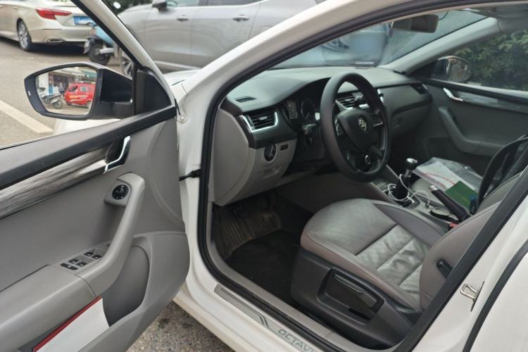 Used Skoda Octavia 2015 1.6L Manual Yijun Edition Driver Seat