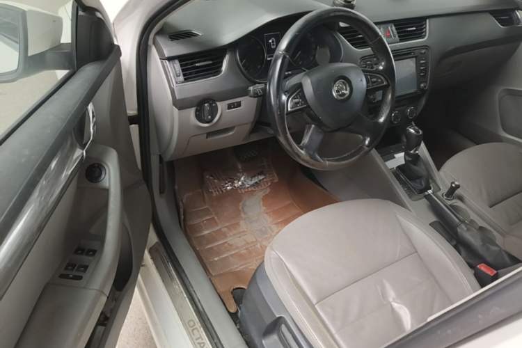 Used Skoda Octavia 2015 1.6L Automatic Yijun Edition Driver Seat