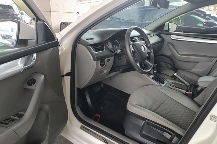 Used Skoda Octavia 2015 1.6L Automatic Yijie Edition Driver Seat