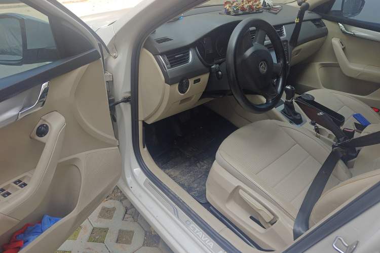Used Skoda Octavia 2015 1.6L Automatic Yijie Edition Driver Seat