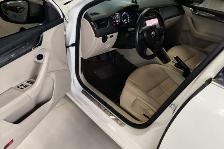 Used Skoda Octavia 2015 1.6L Automatic Yijun Edition Driver Seat