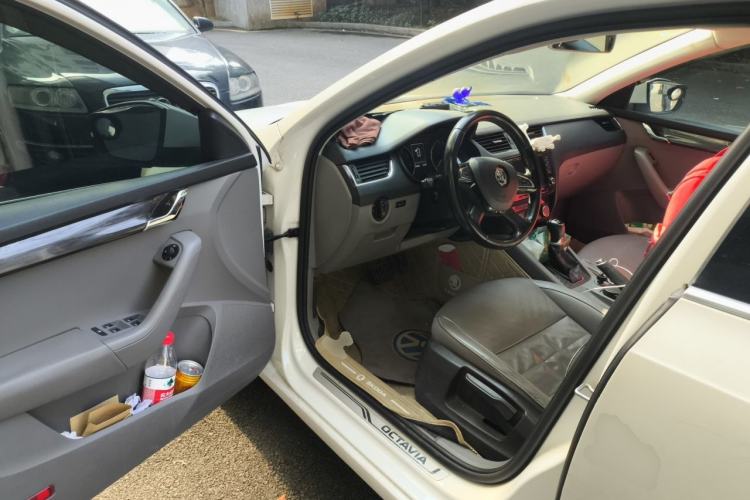 Used Skoda Octavia 2015 1.6L Automatic Yijun Edition Driver Seat