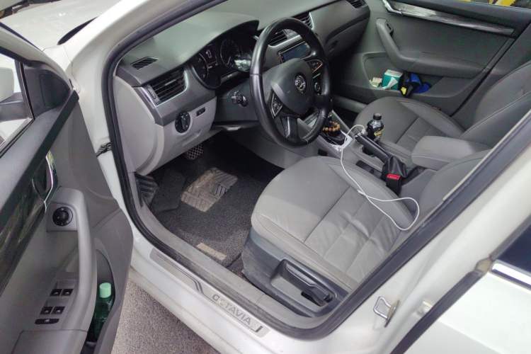 Used Skoda Octavia 2015 1.6L Automatic Yijun Edition Driver Seat
