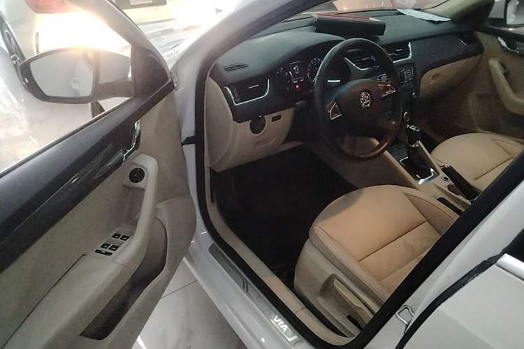Used Skoda Octavia 2015 1.6L Automatic Yijun Edition Driver Seat