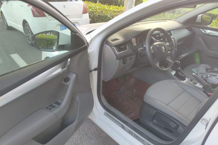 Used Skoda Octavia 2015 1.6L Automatic Yijie Edition Driver Seat