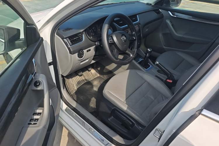 Used Skoda Octavia 2015 1.6L Manual Yijun Edition Driver Seat