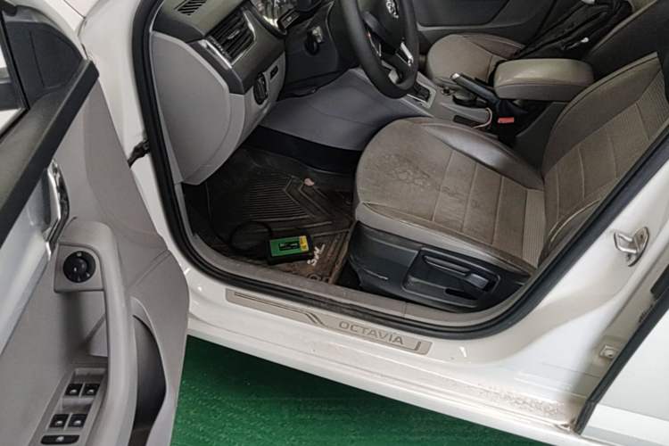 Used Skoda Octavia 2015 1.6L Automatic Yijie Edition Driver Seat