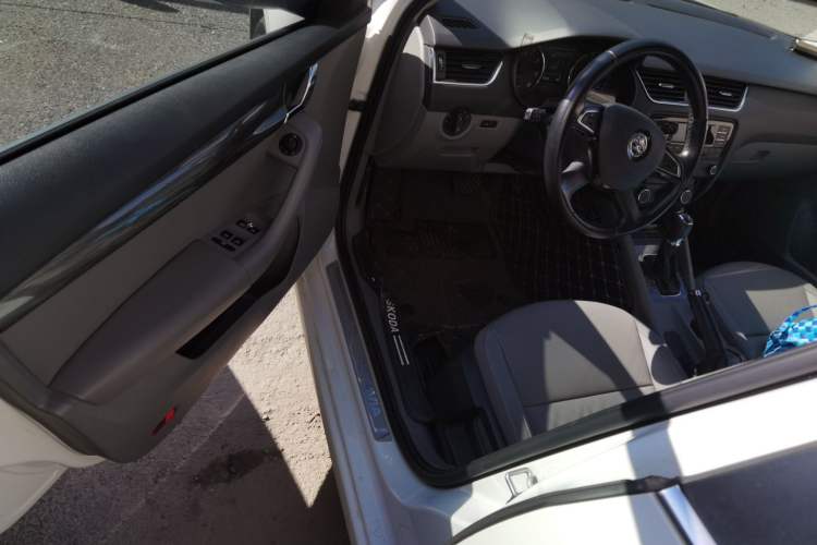 Used Skoda Octavia 2015 1.6L Automatic Yijun Edition Driver Seat