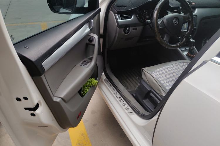 Used Skoda Octavia 2015 1.6L Automatic Yijie Edition Driver Seat