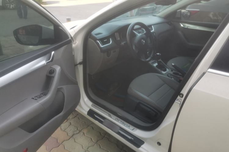 Used Skoda Octavia 2015 1.6L Automatic Yijie Edition Driver Seat