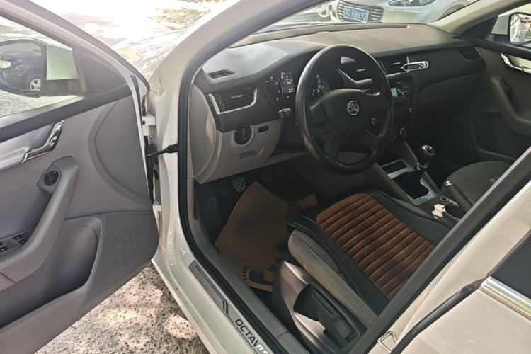 Used Skoda Octavia 2015 1.6L Manual Yijie Edition Driver Seat