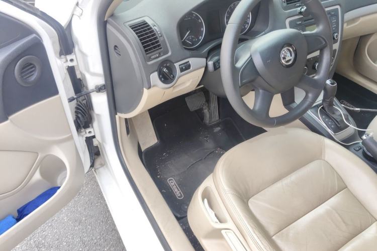 Used Skoda Octavia 2015 Classic Model 1.6L Automatic Yijie Version Driver Seat
