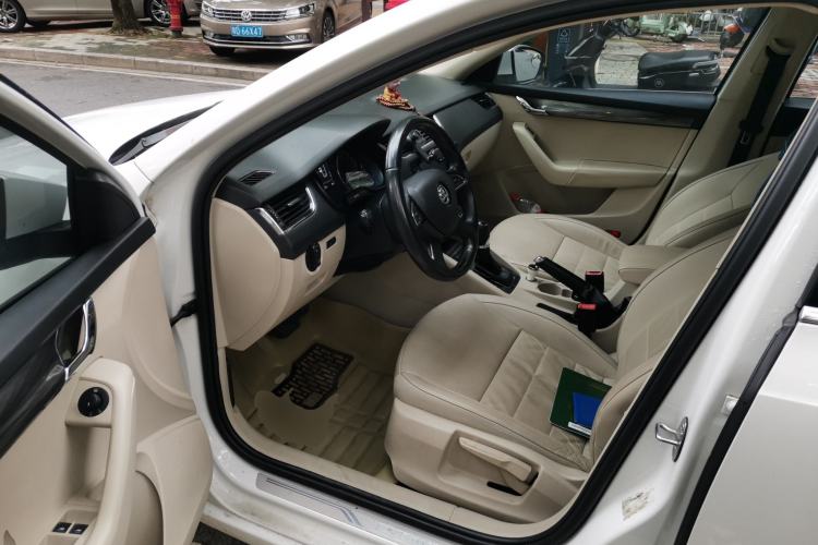 Used Skoda Octavia 2015 1.6L Automatic Yijie Edition Driver Seat