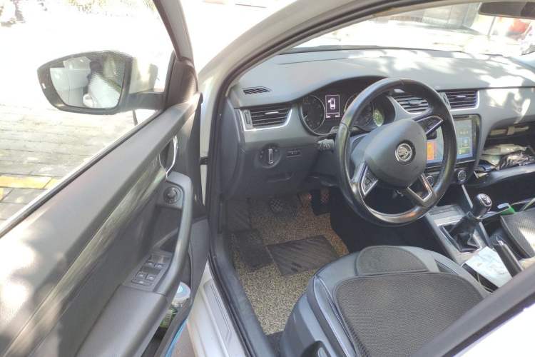 Used Skoda Octavia 2015 1.6L Manual Yijun Edition Driver Seat