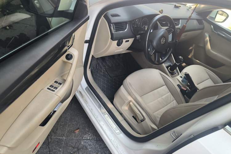 Used Skoda Octavia 2015 1.6L Manual Yijun Edition Driver Seat