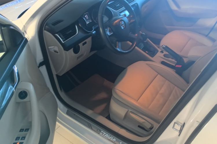 Used Skoda Octavia 2015 1.6L Automatic Yijun Edition Driver Seat
