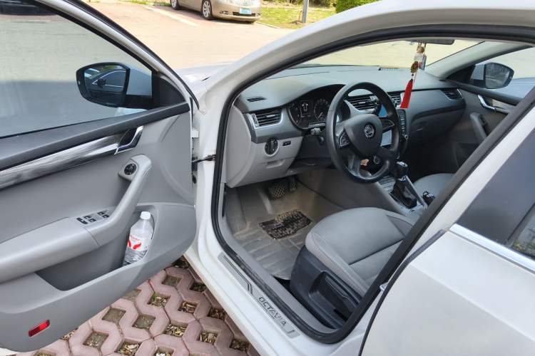 Used Skoda Octavia 2015 1.6L Automatic Yijun Edition Driver Seat