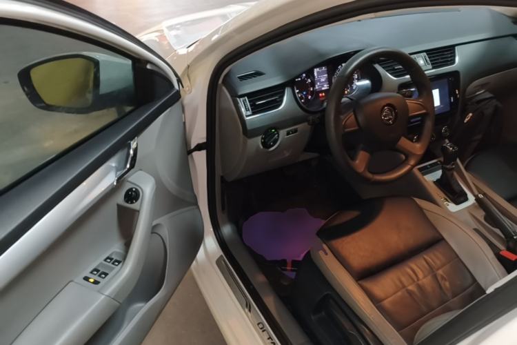 Used Skoda Octavia 2015 1.6L Automatic Yijie Edition Driver Seat