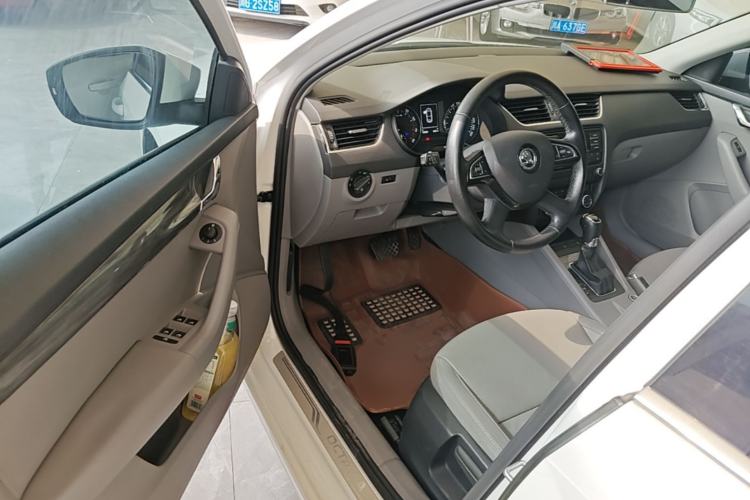 Used Skoda Octavia 2015 1.6L Automatic Yijun Edition Driver Seat