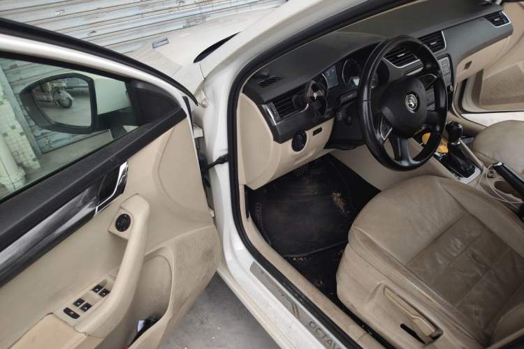 Used Skoda Octavia 2015 1.6L Automatic Yijun Edition Driver Seat