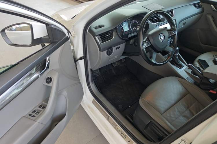 Used Skoda Octavia 2015 1.6L Automatic Yijun Edition Driver Seat