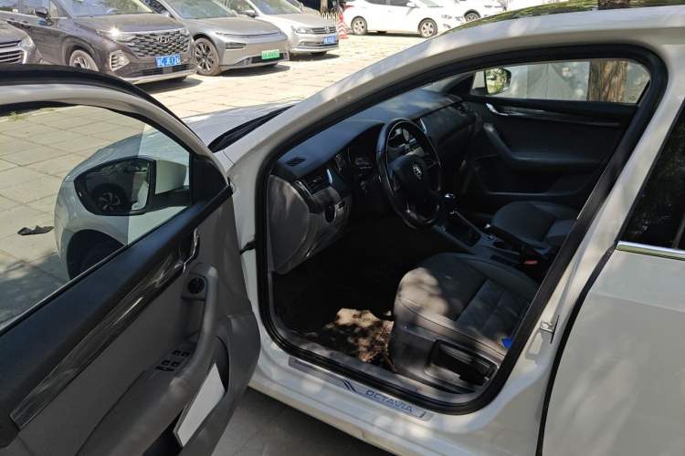 Used Skoda Octavia 2015 1.6L Automatic Yijun Edition Driver Seat