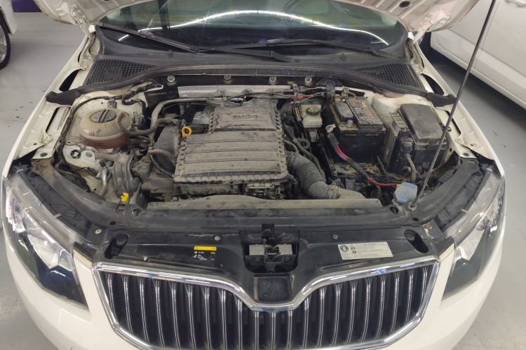 Used Skoda Octavia 2015 1.6L Automatic Yijun Edition Engine Bay