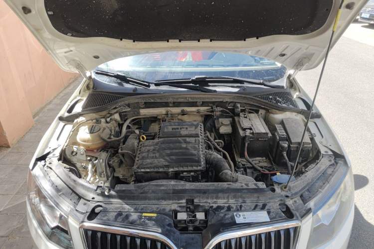Used Skoda Octavia 2015 1.6L Manual Yijie Edition Engine Bay