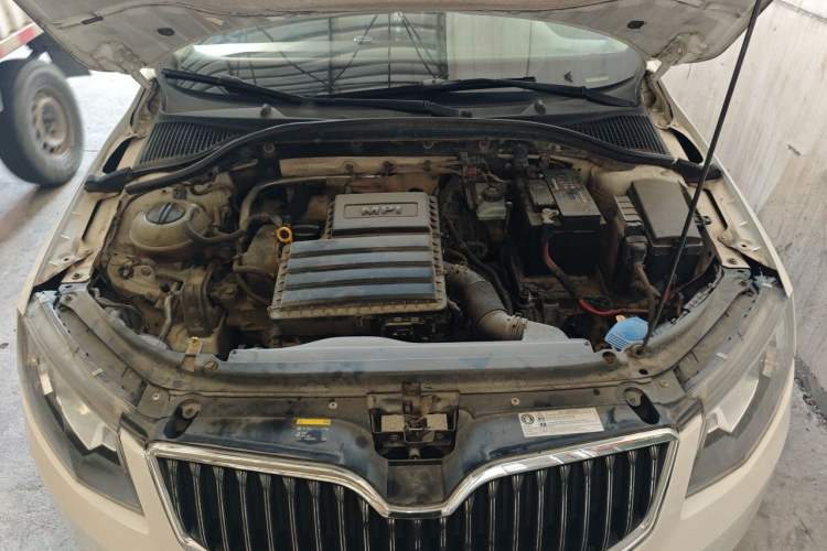 Used Skoda Octavia 2015 1.6L Automatic Yijun Edition Engine Bay