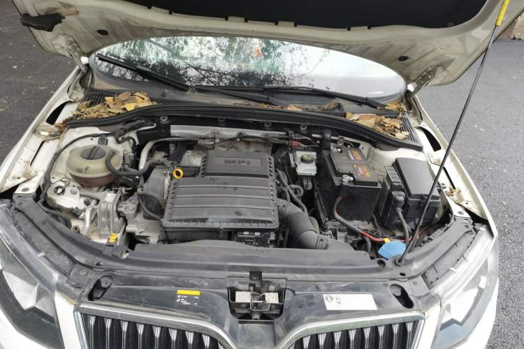 Used Skoda Octavia 2015 1.6L Manual Yijun Edition Engine Bay