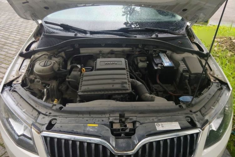 Used Skoda Octavia 2015 1.6L Automatic Yijun Edition Engine Bay