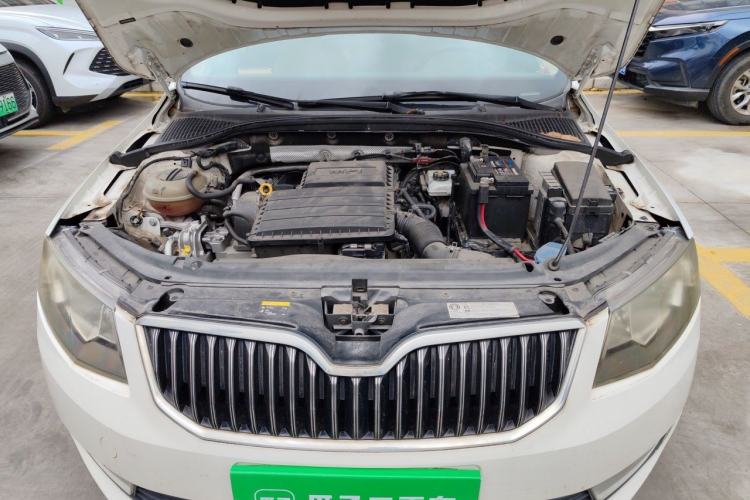 Used Skoda Octavia 2015 1.6L Automatic Yijie Edition Engine Bay