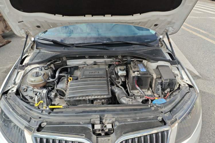 Used Skoda Octavia 2015 1.6L Manual Yijun Edition Engine Bay