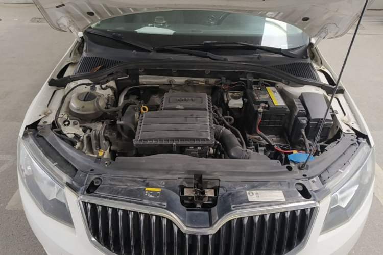 Used Skoda Octavia 2015 1.6L Automatic Yijun Edition Engine Bay