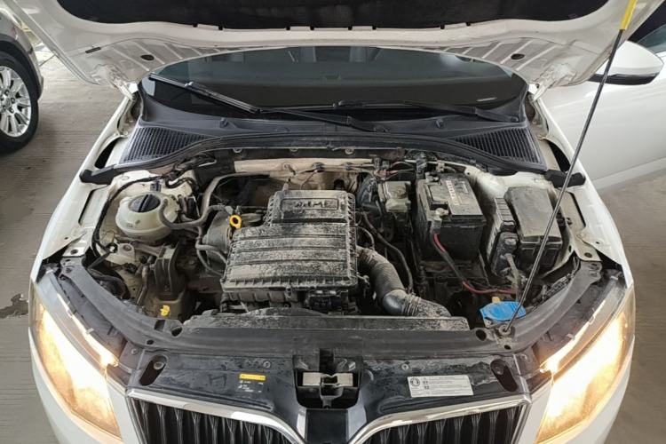 Used Skoda Octavia 2015 1.6L Automatic Yijie Edition Engine Bay