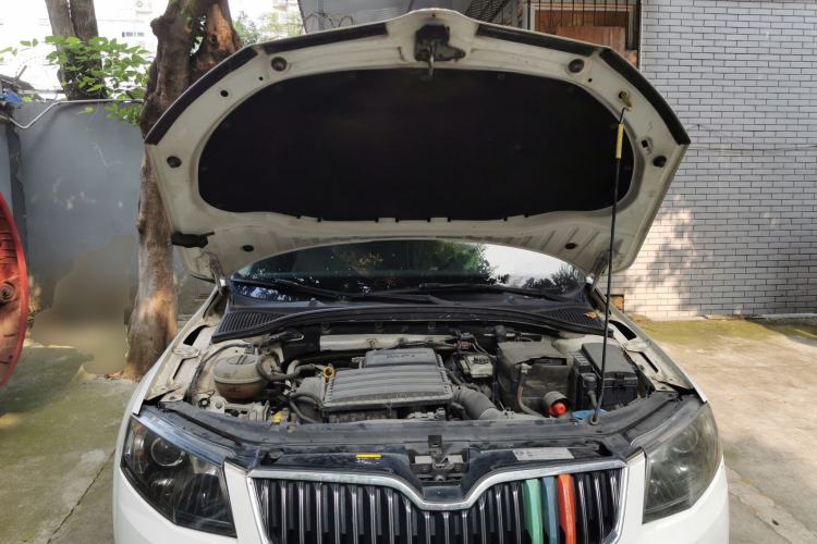 Used Skoda Octavia 2015 1.6L Automatic Yijie Edition Engine Bay