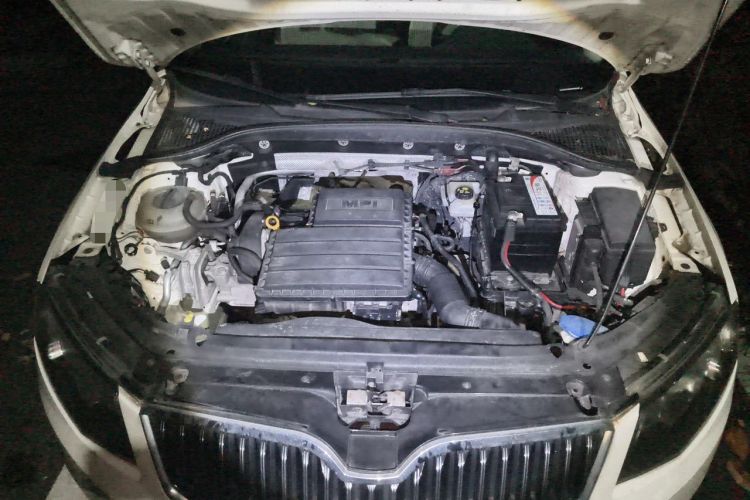 Used Skoda Octavia 2015 1.6L Automatic Yijie Edition Engine Bay