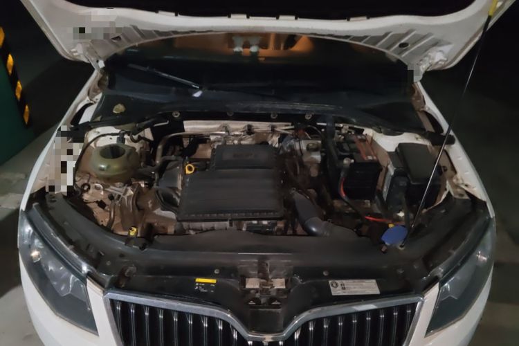 Used Skoda Octavia 2015 1.6L Automatic Yijun Edition Engine Bay