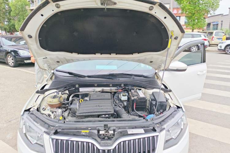 Used Skoda Octavia 2015 1.6L Automatic Yijie Edition Engine Bay
