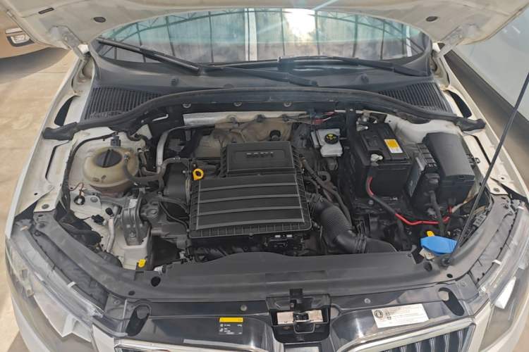 Used Skoda Octavia 2015 1.6L Automatic Yijie Edition Engine Bay