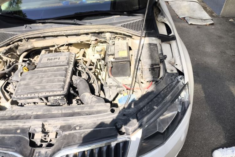 Used Skoda Octavia 2015 1.6L Automatic Yijun Edition Engine Bay Left