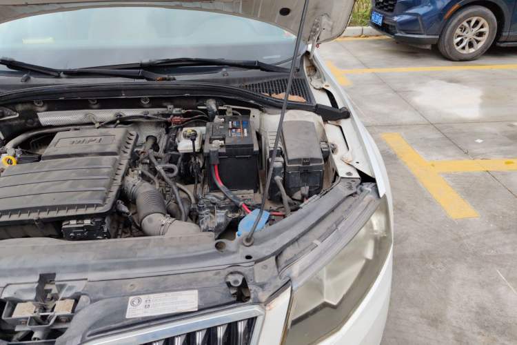 Used Skoda Octavia 2015 1.6L Automatic Yijie Edition Engine Bay Left