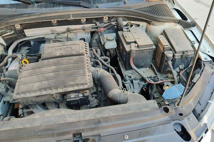 Used Skoda Octavia 2015 1.6L Manual Yijie Edition Engine Bay Left