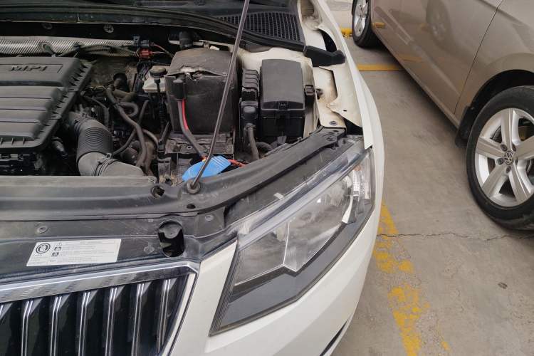 Used Skoda Octavia 2015 1.6L Automatic Yijie Edition Engine Bay Left