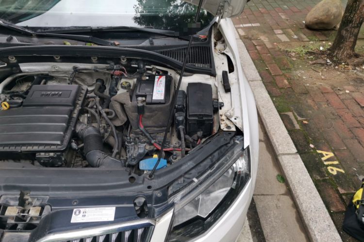 Used Skoda Octavia 2015 1.6L Automatic Yijie Edition Engine Bay Left