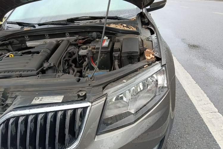 Used Skoda Octavia 2015 1.4TSI DSG Yijun Edition Engine Bay Left