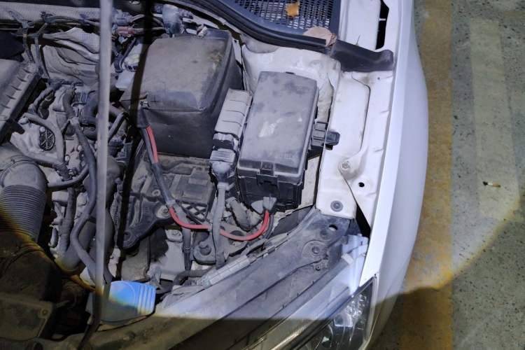 Used Skoda Octavia 2015 1.6L Manual Yijie Edition Engine Bay Left