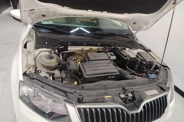 Used Skoda Octavia 2015 1.6L Automatic Yijun Edition Engine Bay